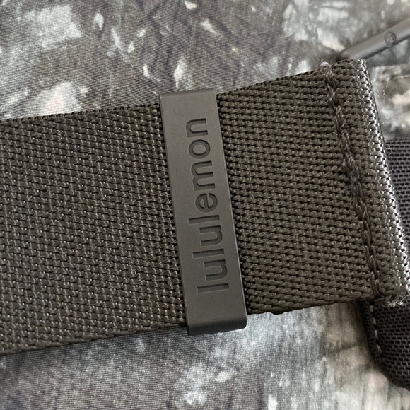 ❤️ Lululemon Clean Lines Belt Bag Lululemon Graphic Black Grey NWOT - Picture 5 of 13